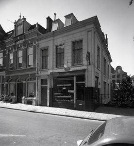 71685 Gezicht op de voorgevels van de huizen Twijnstraat 1-3 te Utrecht; vanuit het noordoosten met rechts de zijgevel ...